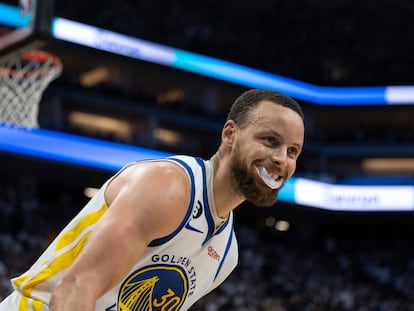 Stephen Curry encestó 50 puntos en el séptimo juego frente a Sacramento.