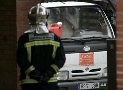 Un bombero observa a José María Solís, en su camión y con la gasolina.