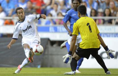 Lucas remata ante el portero del Oviedo.