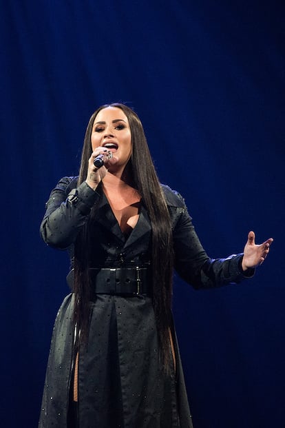 Demi Lovato
Tras una larga batalla contra la bulimia y las adicciones, que quedó reflejada en el documental Simply Complicated (2017), la actriz y cantante estadounidense recibió hace años el diagnóstico que le ayudó a encarrilar sus metas. Tuvo también que decidir si lo hacía público o no: “Recuerdo sentarme con mi manager y mi familia para hablar sobre si reconocer los problemas a los que estaba haciendo frente. Sabía que había dos opciones. Podía no comentar nada sobre mi estancia en el centro de rehabilitación, esperar que el asunto se diluyese, o podía hablar sobre ello e inspirar a la gente que también estuviera buscando ayuda, así que eso es lo que hice”, manifestó.
La que fuera chica Disney ha tenido diversas recaídas y fue ingresada en julio del año pasado en el hospital Cedars Sinaí de Los Ángeles por una supuesta sobredosis. Estuvo internada durante casi dos semanas y hubo noticias muy alarmistas, aunque parece haber empezado 2019 con una nueva actitud: “Muy agradecida por las lecciones que he aprendido este año”, ha manifestado en su perfil de Instagram.