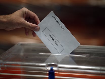 Una persona depositaba un voto en una urna, en una imagen de archivo.