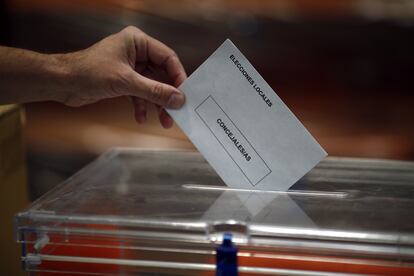 Imagen de archivo de una papeleta que entra en una urna de las elecciones municipales.