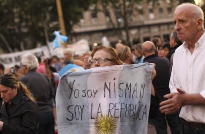 Una mujer sostiene una bandera argentina durante la protesta en los alrededores de la Plaza de Mayo de Buenos Aires, frente a la Casa Rosada, para protestar por la muerte del fiscal Alberto Nisman.