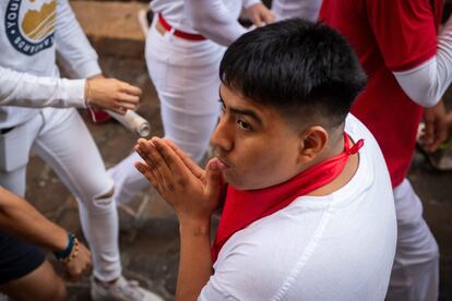 Durante el cuarto encierro de San Fermín, con toros de la ganadería La Palmosilla, solo se contabilizaron cuatro contusionados entre los participantes: uno por un golpe en la cabeza y la cara y tres por deformidades en los brazos.