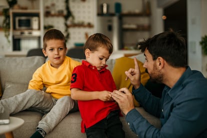 Un padre con sus dos hijos.