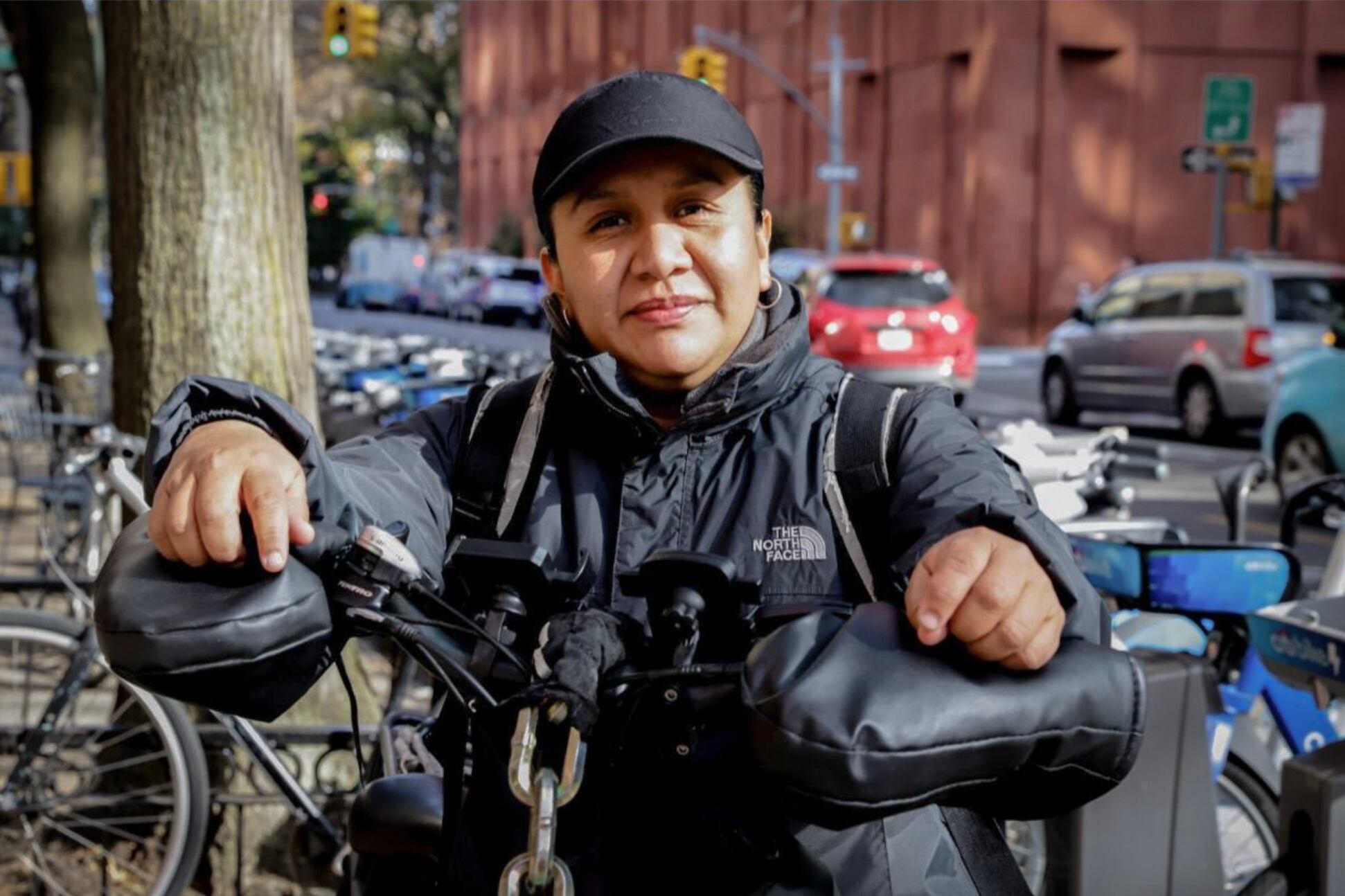 El difícil equilibrio de las mujeres deliveristas de Nueva York en un trabajo mayoritariamente de hombres