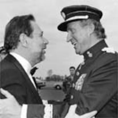 El Rey, con uniforme militar, saluda al secretario general de la OTAN, Javier Solana, a su llegada a la base de Chievres