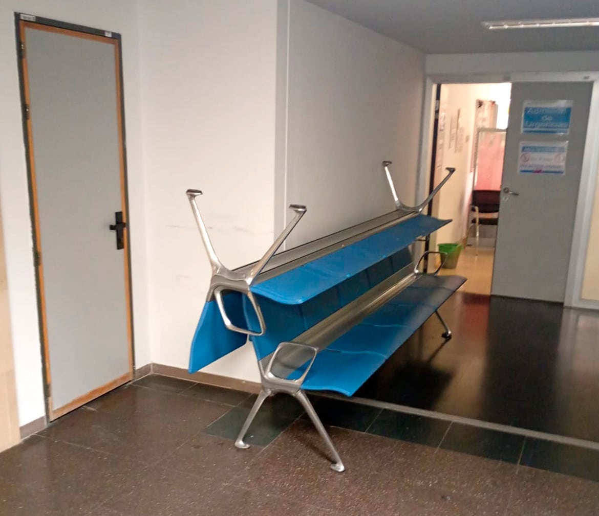 Reconversión de la sala de espera para introducir camas en el Hospital Clínico San Carlos de Madrid, en una imagen cedida por el personal sanitario.