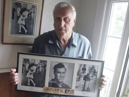 George Mendonsa posa junto a sus fotografías en su casa de Middletown.