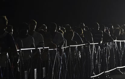 Cientos de cubanos participan en las honras fúnebres al fallecido líder de la revolución cubana Fidel Castro, el 28 de noviembre de 2016, en Plaza de la Revolución de La Habana (Cuba). 