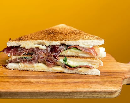 Bikini de jamón ibérico, espinacas y queso Brie. Esta receta forma parte del libro 'Bikinis creativos', de Joan Gurguí (Libros Cúpula).