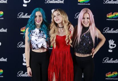 Las integrantes del grupo español Sweet California, Alba Reig (d), Rocío Cabrera (c), Sonia Gómez González (i), posan durante la gala de entrega de los Premios 40 Principales.