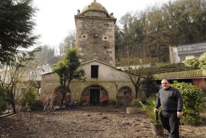 El prior de Samos, José Luis Vélez, delante de una cocina del siglo XVI emplazada a 20 metros de la abadía para evitar incendios.