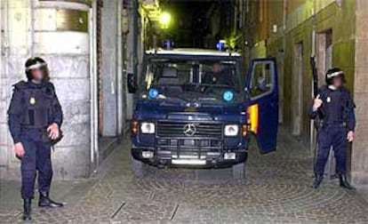 Agentes policiales vigilan el domicilio registrado en el casco viejo de Bilbao.