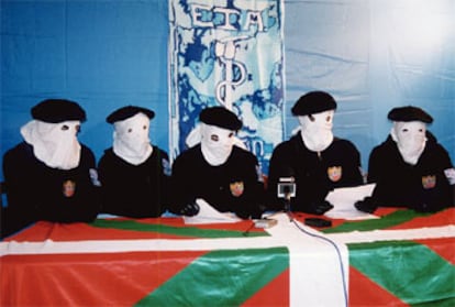 Foto del 28 de noviembre de 1999, cuando ETA anunció el final de su último alto el fuego.