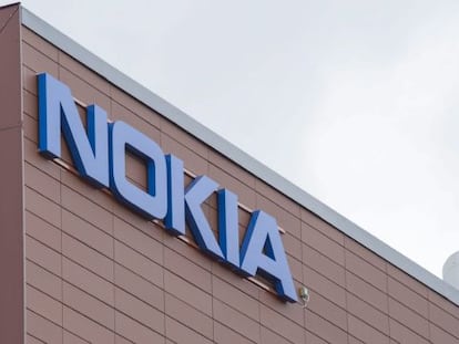Vista del logotipo de la compa&ntilde;&iacute;a tecnol&oacute;gica finlandesa Nokia en su sede de Espoo, Finlandia. 