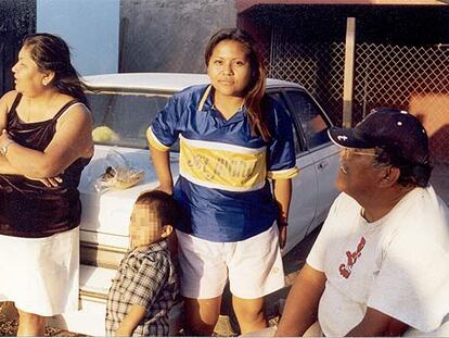 Paulina Ramírez, en el centro, fue violada cuando tenía 13 años por dos atracadores.