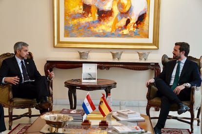 El líder del PP, Pablo Casado, se reúne con el presidente de Paraguay, Mario Abdo Martínez, en su residencia oficial en Asunción, el 9 de diciembre.