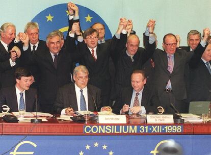 Los Estados miembros de la Unión Europea acuerdan el 15 de diciembre de 1995 en Madrid la creación de una moneda común europea para enero del año 2002. Era el ECU (European Currency Unity o unidad monetaria europea), que posteriormente se convertirá en el euro. El 1 de enero de 1999, entra en vigor la nueva moneda para once países de la Unión (Alemania, Austria, Bélgica, España, Finlandia, Francia, Irlanda, Italia, Luxemburgo, Países Bajos y Portugal) aunque, por la fabricación de las nuevas monedas y billetes, el euro no se estrena como forma de pago hasta el 1 de enero de 2002. En 2001 se adhiere Grecia y, con la ampliación de 2004, Eslovenia entra en la llamada zona euro, integrada ahora por 13 países. En la imagen, los ministros de Economía de la UE el 31 de diciembre de 1998 celebran la entrada en vigor de la nueva moneda.