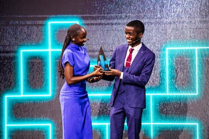Sandra Namboozo y Samuel Muyita, ganaron un premio por su producto que alarga la vida de la fruta.