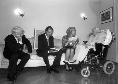 El entonces Ministro de Cultura, Jorge Semprún, acompaña a Doña Sofía y Don Juan Carlos I para entregar el Premio Cervantes a María Zambrano, en 1989.