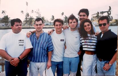 El grupo durante su gira por Latinoamérica junto a su representante, el ahora presentador Juan y Medio, en 1988.