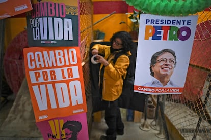 Una simpatizante de Gustavo Petro pega una pancarta antes de un mitin en Bogotá, el 12 de junio.