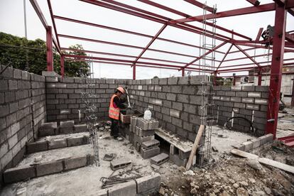 Un total de 18 obreros trabajan sin descanso para tener listo el nuevo mercado de mariscos de Pedernales, un comercio que reemplazará al antiguo, destruido por el terremoto que sacudió a Ecuador en abril, y que está destinado a ser la "primera piedra" de la nueva ciudad.