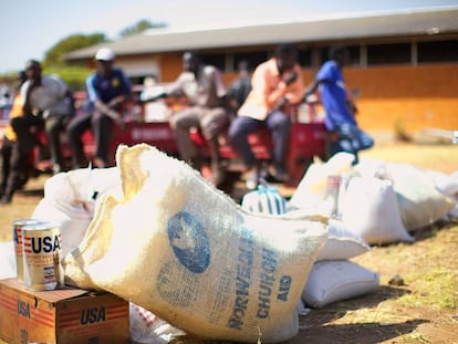 Reparto de comida de la Organizaci&oacute;n Mundial de Alimentos en Sudan del Sur.  