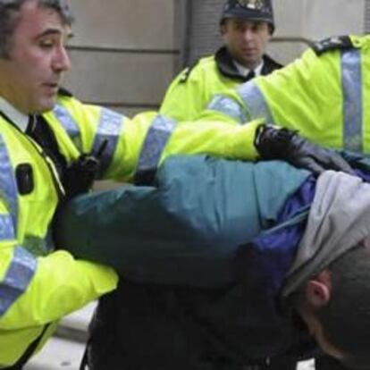 La policía detiene a un manifestante ante la Bolsa de Londres