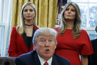 Ivanka Trump y Melania Trump en el despacho oval el 28 de febrero de 2017.