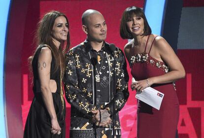 Bebe (i), Jacob Forever (c) y Jackie Cruz presentan el premio al mejor álbum vocal pop contemporáneo en la gala de los Grammy Latino.