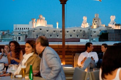 Las escultóricas formaciones iluminadas de la Pedrera de Gaudí refulgen ante la terraza de este cinco estrellas. Buen ambiente en el chill out junto a la piscina para ocasiones especiales con unas ostras y una copa de cava o champagne, lo que más apetezca.