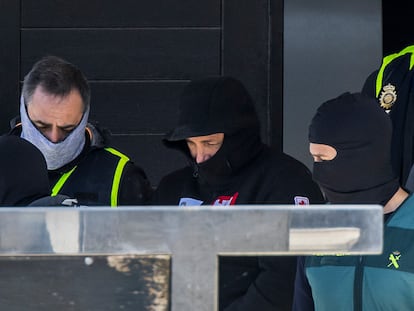 Juan Manuel Vidal Padín, alias 'El Burro', en el centro escoltado por agentes, sale detenido de una vivienda en Vilagarcía de Arousa el 10 de abril.