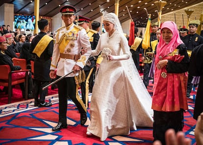 Abdul Maaten y Anisha Isa Kalebic desfilaban el domingo durante el banquete nupcial posterior a la boda real, en Brunéi.