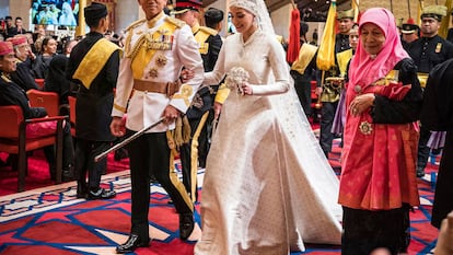 Abdul Maaten y Anisha Isa Kalebic desfilaban el domingo durante el banquete nupcial posterior a la boda real, en Brunéi.