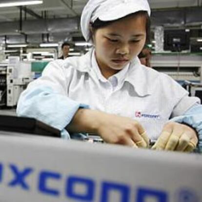 Una trabajadora en una planta de Foxconn en China.