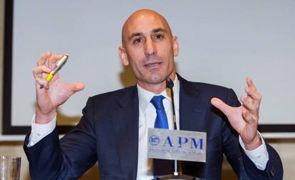 Rubiales, durante la rueda de prensa en la que anunci&oacute; su renuncia a la presidencia de la AFE y su candidatura a la Federaci&oacute;n. 