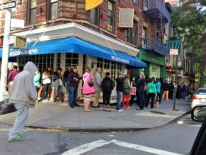 Fotografía sin fechar cedida por la pastelería Dominique Ansel donde aparecen varias personas mientras hacen fila para degustar un "cronut", postre mitad croissant y mitad donut, en Nueva York (NY, EE.UU.).