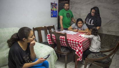 Una familia a la que se le termina su contrato de alquiler social, en su casa de Cornellà