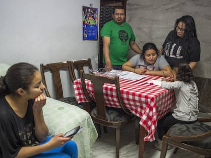 Una família a la qual se li acaba el contracte de lloguer social, a casa seva, a Cornellà.