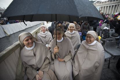 Un grupo de monjas asisten a la inauguración del Jubileo Extraordinario de la Misericordia celebrado en el Vaticano.