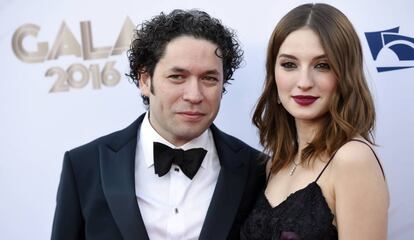 Gustavo Dudamel y María Valverde en Los Ángeles, el 27 de septiembre de 2016.