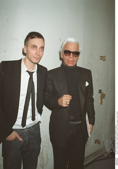 Hedi Slimane y Karl Lagerfeld durante un desfile de Dior en Paris en 2002.