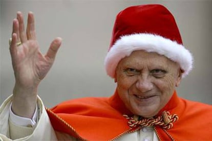 El papa Benedicto XVI, tocado con el camauro, un gorro usado por algunos pontífices desde la Edad Media.