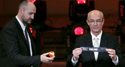 El exjugador Dino Radaja y el director técnico de la FIBA, Lubomir Kotleba, durante el sorteo.