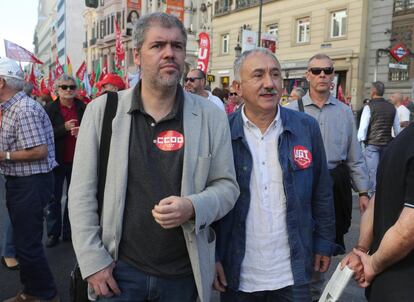 Los secretarios generales de CCOO y UGT, Unai Sordo (i) y Pepe Álvarez participan en la marcha.