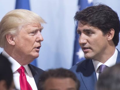 El presidente de Estado Unidos, Donald Trump, y el primer ministro canadiense, Justin Trudeau, durante la reuni&oacute;n del G20 en Hamburgo.