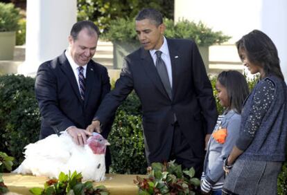 Obama da el indulto al pavo <i>Apple</i> frente a sus hijas Sasha y Malia, el 24 de noviembre de 2010