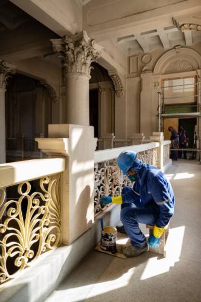 Operário pinta detalhes no Museu da Língua Portuguesa.